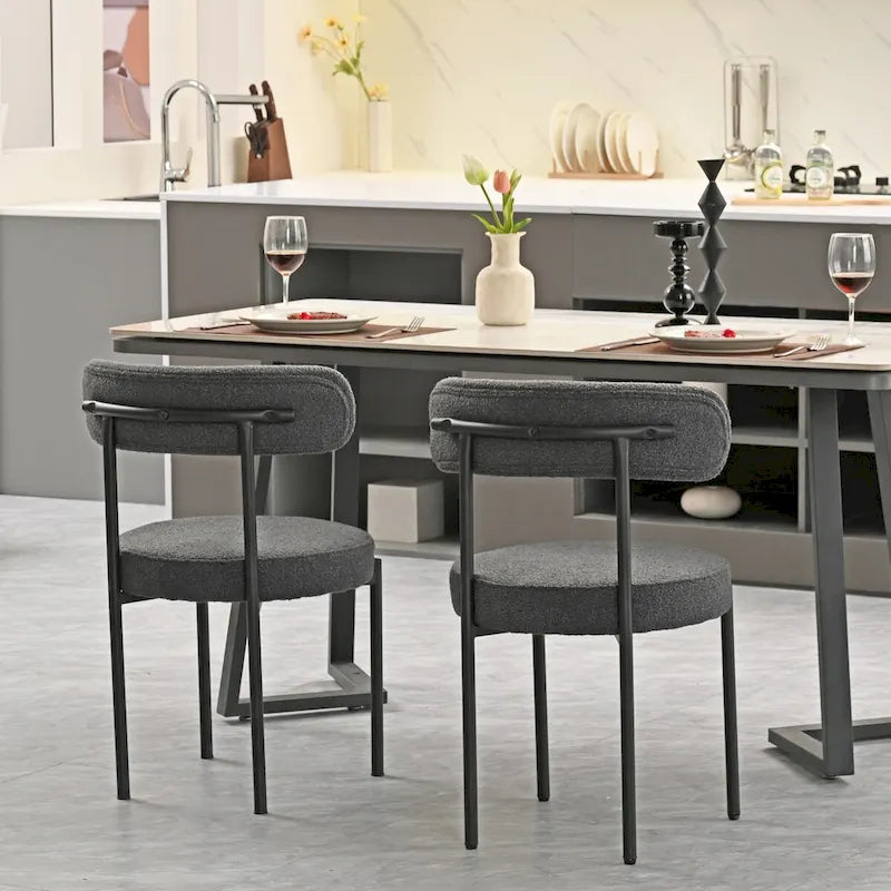Set aus 2 modernen runden Bouclé-Esszimmerstühlen mit Polsterung, geschwungener Rückenlehne und schwarz lackierten Metallbeinen