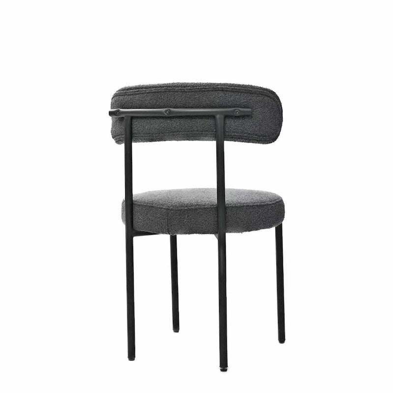 Set aus 2 modernen runden Bouclé-Esszimmerstühlen mit Polsterung, geschwungener Rückenlehne und schwarz lackierten Metallbeinen