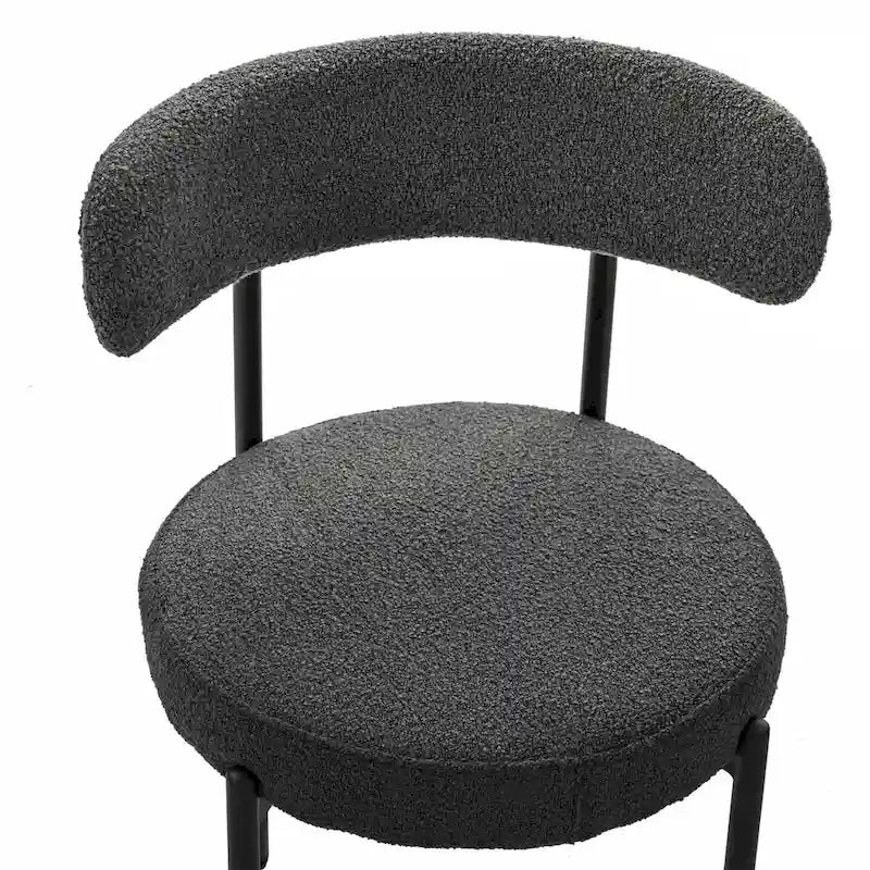 Set aus 2 modernen runden Bouclé-Esszimmerstühlen mit Polsterung, geschwungener Rückenlehne und schwarz lackierten Metallbeinen