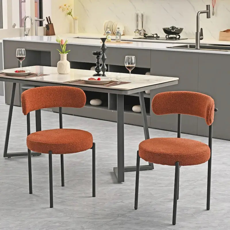 Set aus 2 modernen runden Bouclé-Esszimmerstühlen mit Polsterung, geschwungener Rückenlehne und schwarz lackierten Metallbeinen