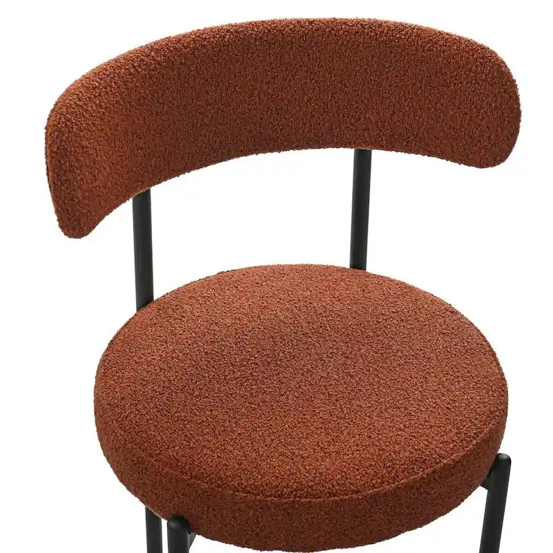 Set aus 2 modernen runden Bouclé-Esszimmerstühlen mit Polsterung, geschwungener Rückenlehne und schwarz lackierten Metallbeinen