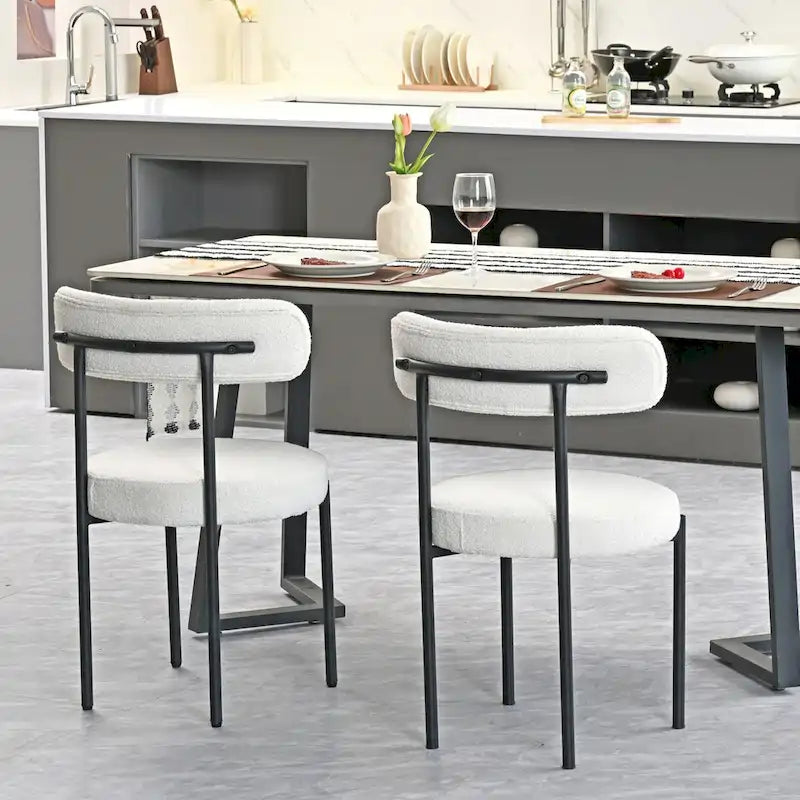Set aus 2 modernen runden Bouclé-Esszimmerstühlen mit Polsterung, geschwungener Rückenlehne und schwarz lackierten Metallbeinen