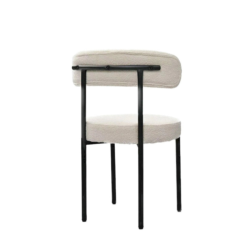 Set aus 2 modernen runden Bouclé-Esszimmerstühlen mit Polsterung, geschwungener Rückenlehne und schwarz lackierten Metallbeinen