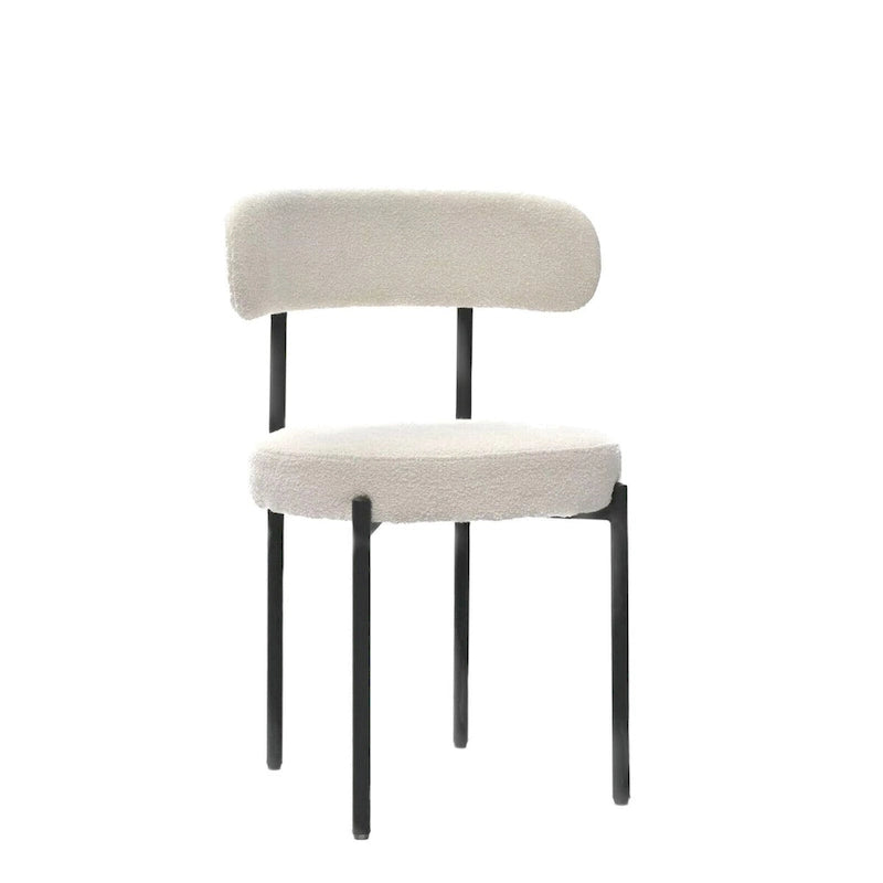 Set aus 2 modernen runden Bouclé-Esszimmerstühlen mit Polsterung, geschwungener Rückenlehne und schwarz lackierten Metallbeinen