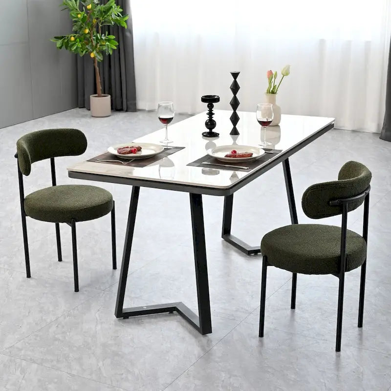 Set aus 2 modernen runden Bouclé-Esszimmerstühlen mit Polsterung, geschwungener Rückenlehne und schwarz lackierten Metallbeinen
